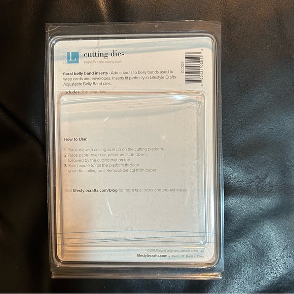 We R Memory Keepers/Lifestyle Crafts 2 pcs Floral Belly Band Inserts dies - Picture 2 of 4